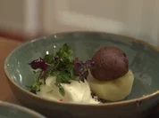 Muscovadoeis mit Birne, Schokolade und marinierten Kräutern - Rezept - Bild Nr. 2