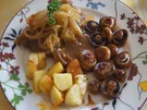 Rumpsteak mit Zwiebelhaube, Sauce, Kartoffelecken und Champignons - Rezept - Bild Nr. 2
