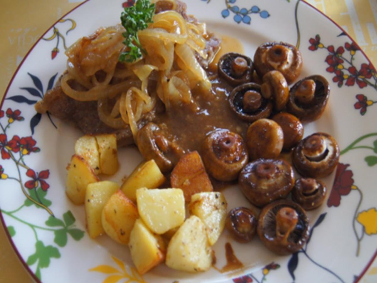 Rumpsteak mit Zwiebelhaube, Sauce, Kartoffelecken und Champignons ...