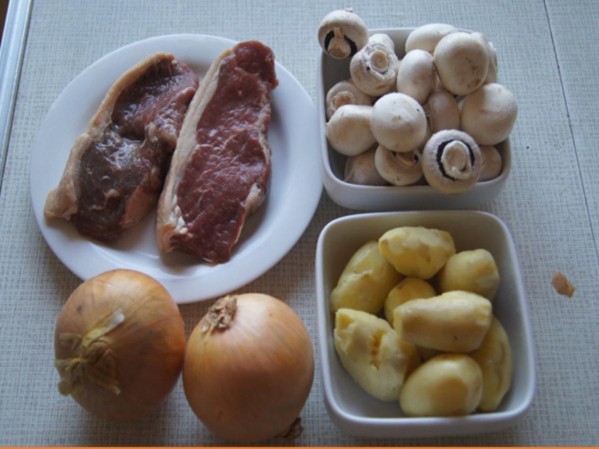 Rumpsteak mit Zwiebelhaube, Sauce, Kartoffelecken und Champignons - Rezept - Bild Nr. 3