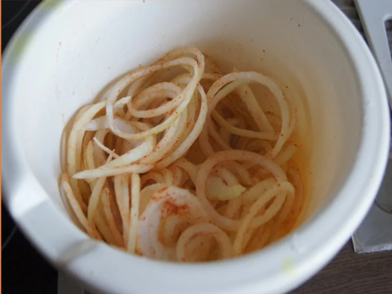 Rumpsteak mit Zwiebelhaube, Sauce, Kartoffelecken und Champignons - Rezept - Bild Nr. 4
