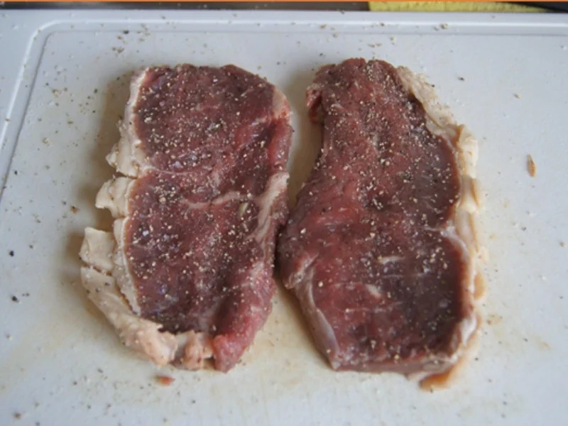 Rumpsteak mit Zwiebelhaube, Sauce, Kartoffelecken und Champignons - Rezept - Bild Nr. 5