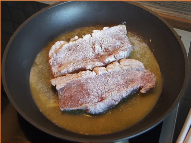 Rumpsteak mit Zwiebelhaube, Sauce, Kartoffelecken und Champignons - Rezept - Bild Nr. 6