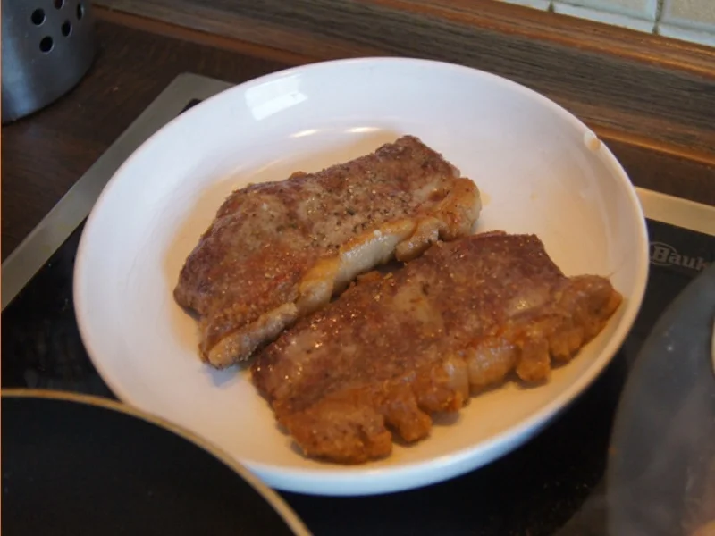 Rumpsteak mit Zwiebelhaube, Sauce, Kartoffelecken und Champignons - Rezept - Bild Nr. 7