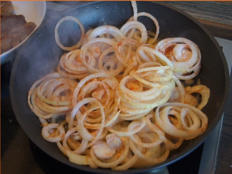 Rumpsteak mit Zwiebelhaube, Sauce, Kartoffelecken und Champignons - Rezept - Bild Nr. 8