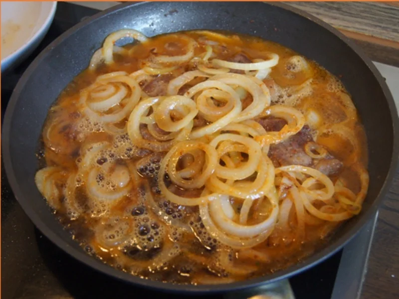 Rumpsteak mit Zwiebelhaube, Sauce, Kartoffelecken und Champignons - Rezept - Bild Nr. 10