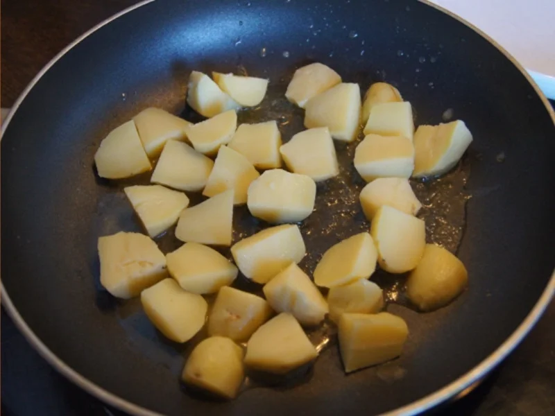 Rumpsteak mit Zwiebelhaube, Sauce, Kartoffelecken und Champignons - Rezept - Bild Nr. 13