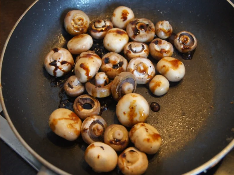 Rumpsteak mit Zwiebelhaube, Sauce, Kartoffelecken und Champignons - Rezept - Bild Nr. 14