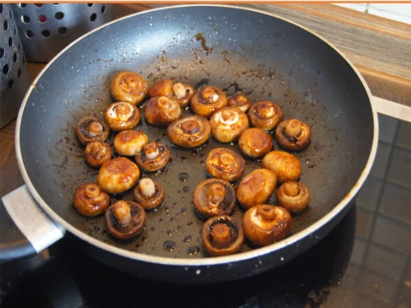 Rumpsteak mit Zwiebelhaube, Sauce, Kartoffelecken und Champignons - Rezept - Bild Nr. 15