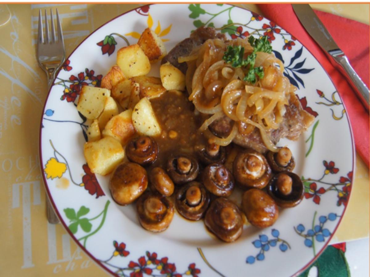 Rumpsteak mit Zwiebelhaube, Sauce, Kartoffelecken und Champignons - Rezept - Bild Nr. 16