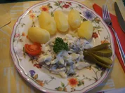 Matjesfiletsalat mit Pellkartoffeldrillingen - Rezept - Bild Nr. 2