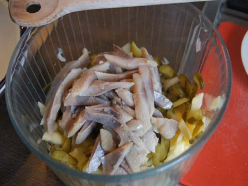 Matjesfiletsalat mit Pellkartoffeldrillingen - Rezept - Bild Nr. 7