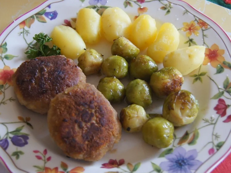 Rindfleischbuletten mit Rosenkohl und Pellkartoffeldrillingen - Rezept - Bild Nr. 6985