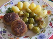 Rindfleischbuletten mit Rosenkohl und Pellkartoffeldrillingen - Rezept - Bild Nr. 6985