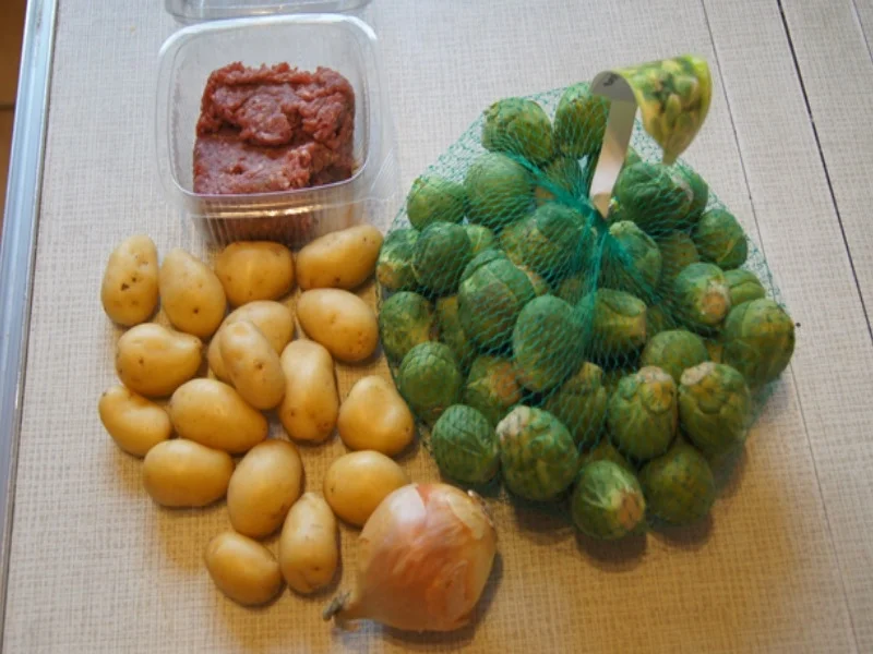 Rindfleischbuletten mit Rosenkohl und Pellkartoffeldrillingen - Rezept - Bild Nr. 6986