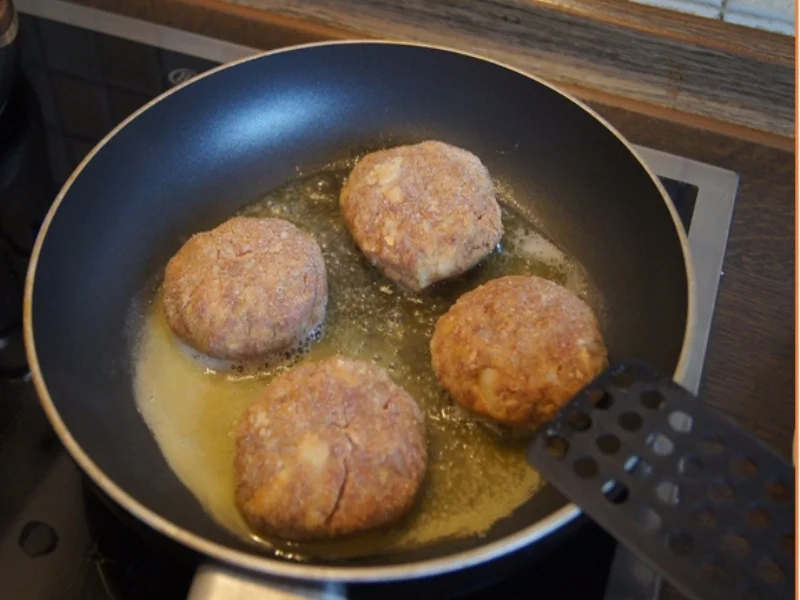 Rindfleischbuletten mit Rosenkohl und Pellkartoffeldrillingen - Rezept - Bild Nr. 6988