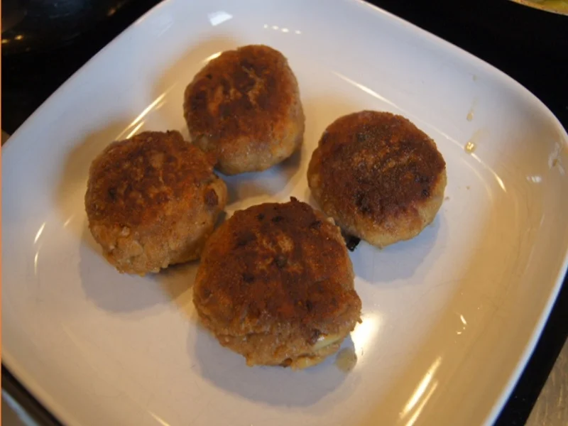 Rindfleischbuletten mit Rosenkohl und Pellkartoffeldrillingen - Rezept - Bild Nr. 6990