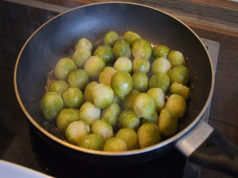 Rindfleischbuletten mit Rosenkohl und Pellkartoffeldrillingen - Rezept - Bild Nr. 6993