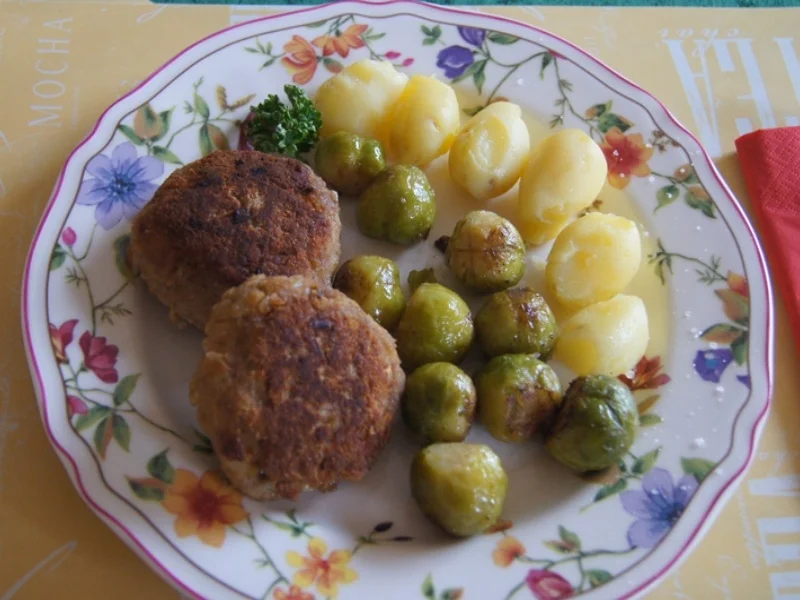 Rindfleischbuletten mit Rosenkohl und Pellkartoffeldrillingen - Rezept - Bild Nr. 6995