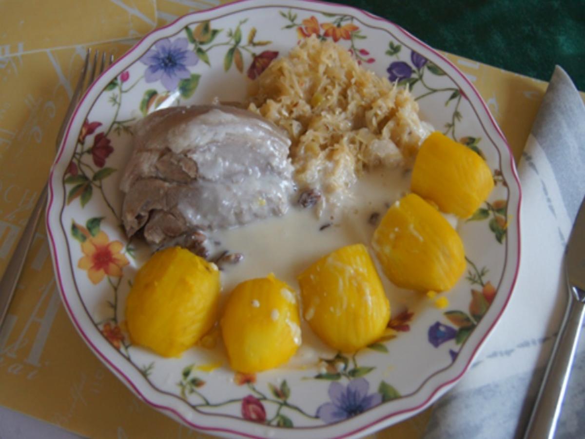 Eisbein Mit Pikanten Sauerkraut, Kartoffeln Und Meerrettichsauce ...