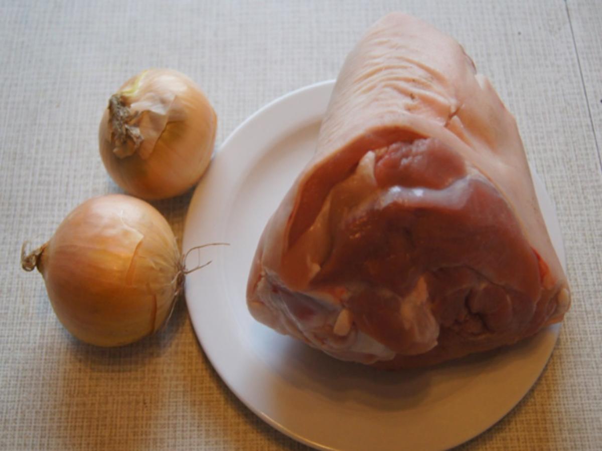 Eisbein mit pikanten Sauerkraut, Kartoffeln und Meerrettichsauce - Rezept - Bild Nr. 3
