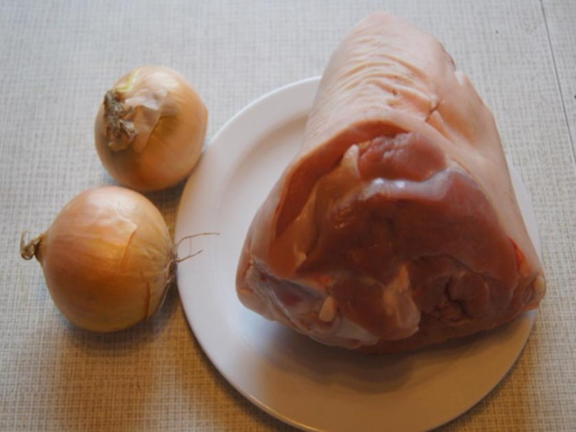 Eisbein mit pikanten Sauerkraut, Kartoffeln und Meerrettichsauce ...