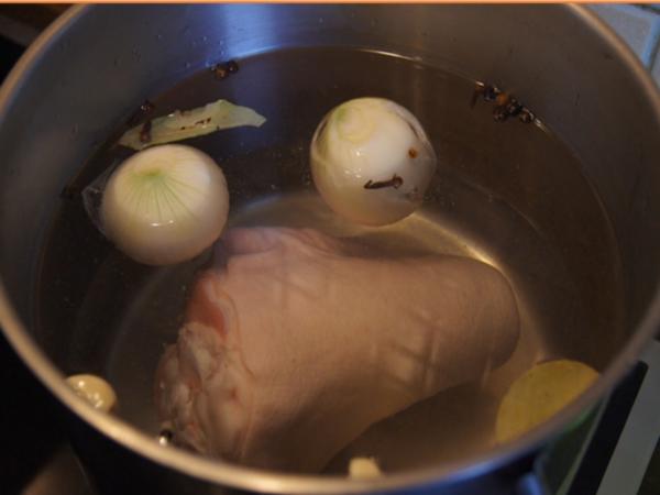 Eisbein mit pikanten Sauerkraut, Kartoffeln und Meerrettichsauce ...