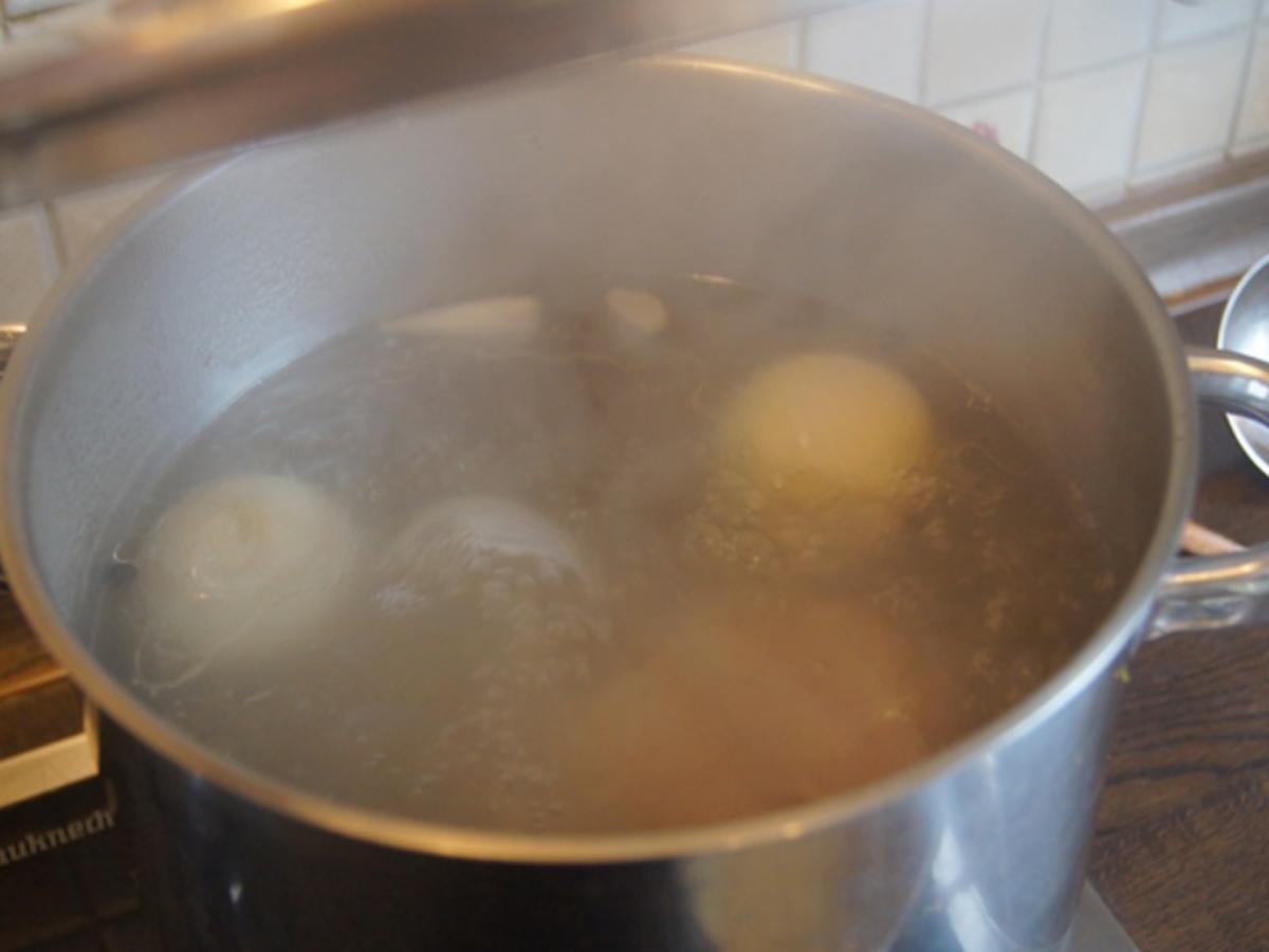 Eisbein mit pikanten Sauerkraut, Kartoffeln und Meerrettichsauce - Rezept - Bild Nr. 5