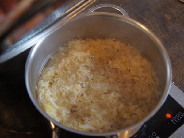 Eisbein mit pikanten Sauerkraut, Kartoffeln und Meerrettichsauce ...