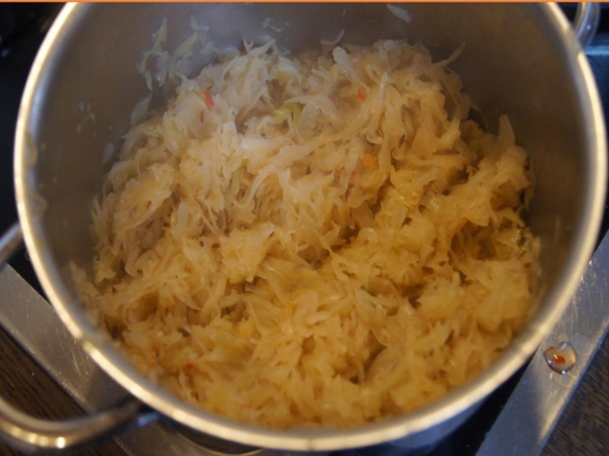Eisbein mit pikanten Sauerkraut, Kartoffeln und Meerrettichsauce - Rezept - Bild Nr. 10