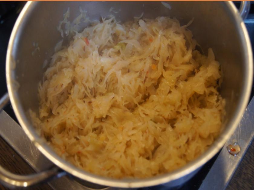 Eisbein mit pikanten Sauerkraut, Kartoffeln und Meerrettichsauce ...