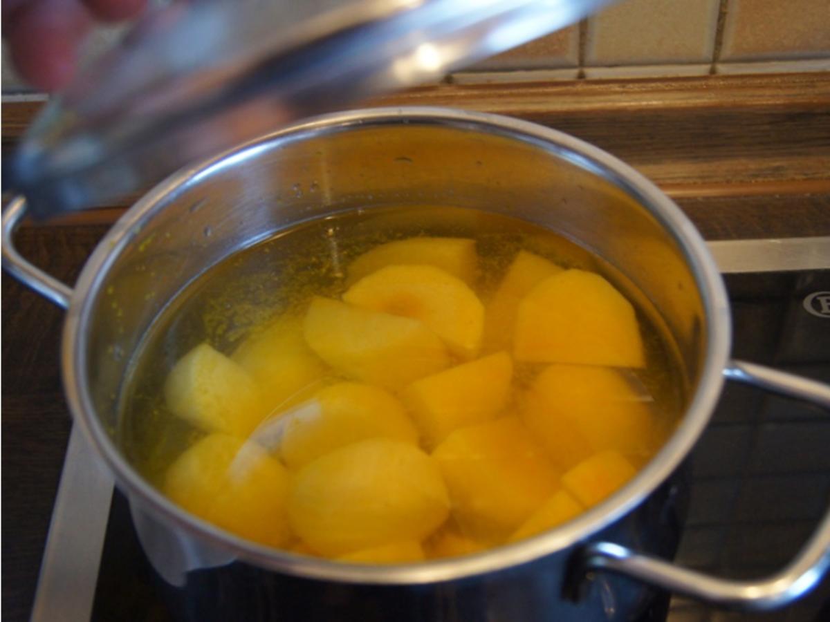 Eisbein mit pikanten Sauerkraut, Kartoffeln und Meerrettichsauce - Rezept - Bild Nr. 11