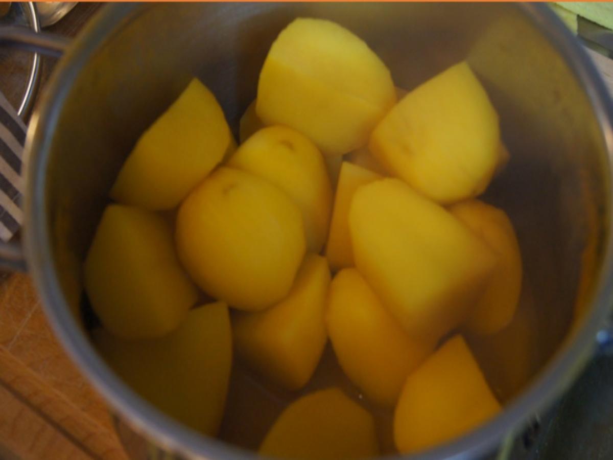 Eisbein mit pikanten Sauerkraut, Kartoffeln und Meerrettichsauce - Rezept - Bild Nr. 12