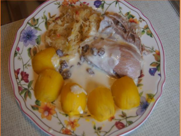 Eisbein mit pikanten Sauerkraut, Kartoffeln und Meerrettichsauce ...