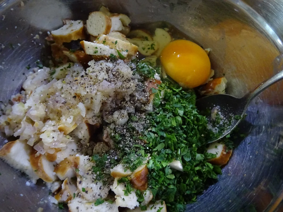 Gepökelte Gänsebrust mit Steinpilz-Rahmsoße und Brezen-Serviettenknödel - Rezept - Bild Nr. 6996