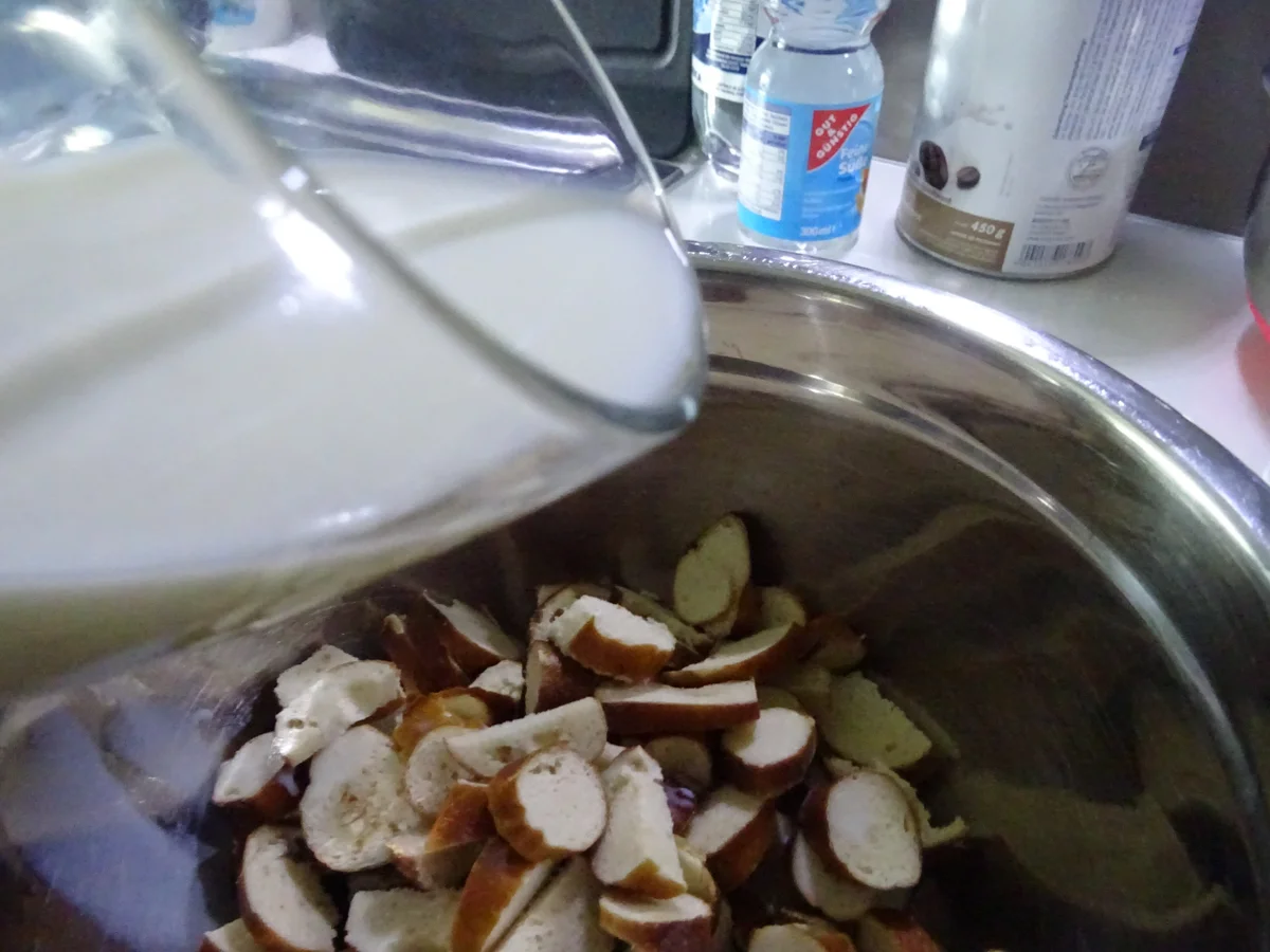 Gepökelte Gänsebrust mit Steinpilz-Rahmsoße und Brezen-Serviettenknödel - Rezept - Bild Nr. 6998