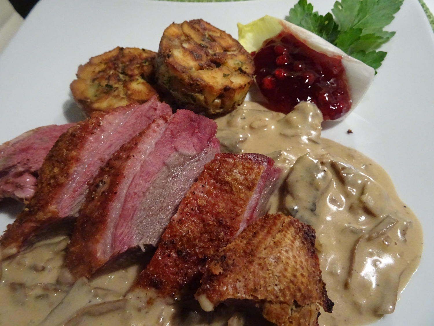 Gepökelte Gänsebrust mit Steinpilz-Rahmsoße und Brezen-Serviettenknödel ...