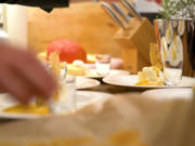 Käsekuchen mit Schlagsahne und karamellisierten Orangen und Zitronen - Rezept - Bild Nr. 2