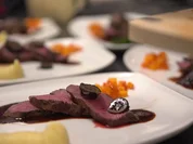 Hirschrücken auf Rotweinreduktion, Pastinakenpüree, Brokkoli und Kürbis - Rezept - Bild Nr. 2