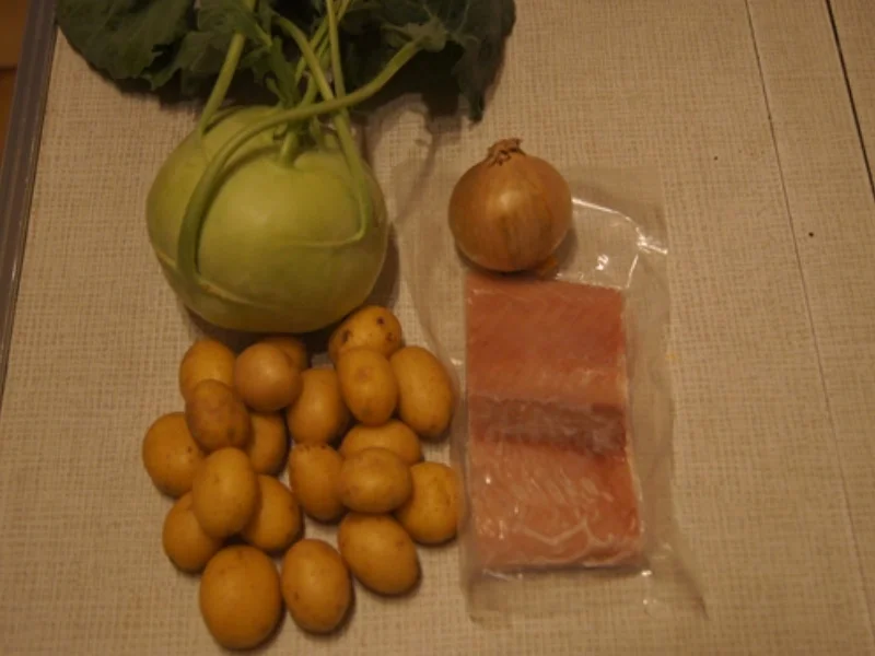 Rezept: Lachsfrikadellen mit Rahmkohlrabi und Drillingen Bild Nr. 7027 Lachsfrikadellen mit Rahmkohlrabi und Drillingen - Rezept - Bild Nr. 7027