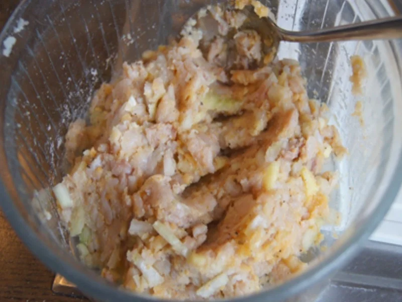 Rezept: Lachsfrikadellen mit Rahmkohlrabi und Drillingen Bild Nr. 7029 Lachsfrikadellen mit Rahmkohlrabi und Drillingen - Rezept - Bild Nr. 7029