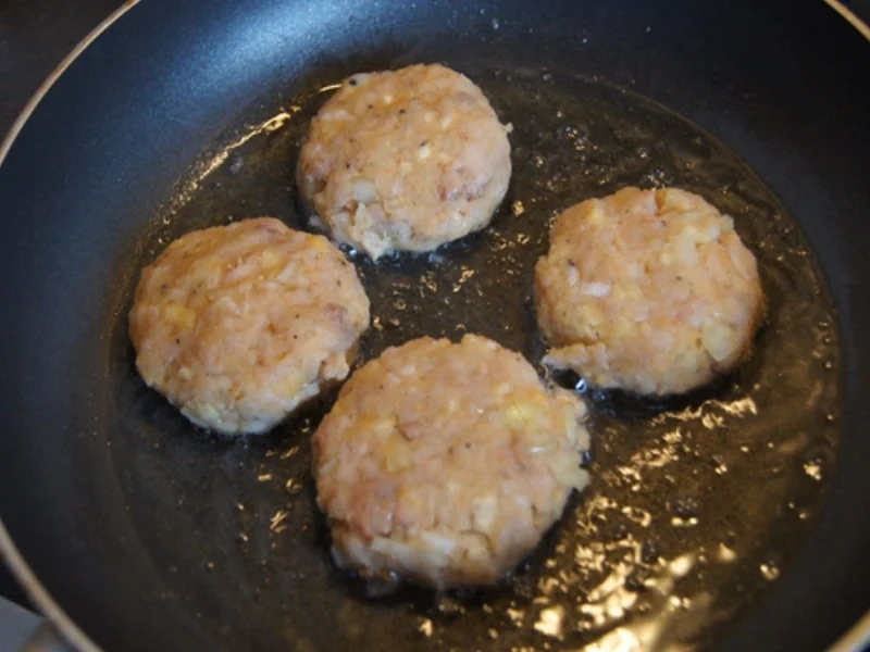 Rezept: Lachsfrikadellen mit Rahmkohlrabi und Drillingen Bild Nr. 7030 Lachsfrikadellen mit Rahmkohlrabi und Drillingen - Rezept - Bild Nr. 7030