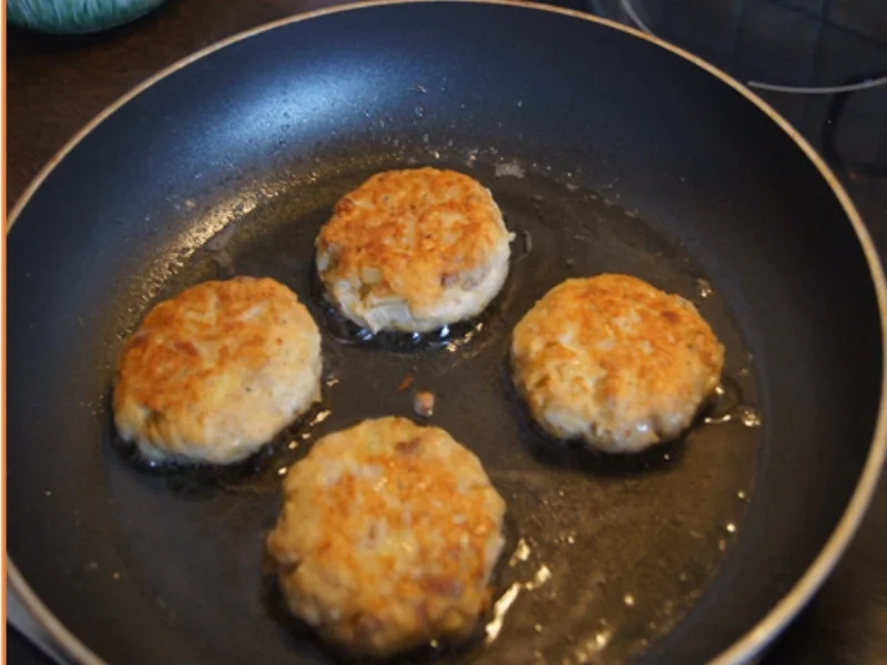 Rezept: Lachsfrikadellen mit Rahmkohlrabi und Drillingen Bild Nr. 7031 Lachsfrikadellen mit Rahmkohlrabi und Drillingen - Rezept - Bild Nr. 7031
