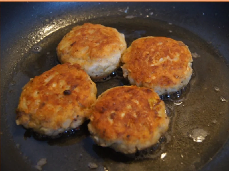 Rezept: Lachsfrikadellen mit Rahmkohlrabi und Drillingen Bild Nr. 7032 Lachsfrikadellen mit Rahmkohlrabi und Drillingen - Rezept - Bild Nr. 7032