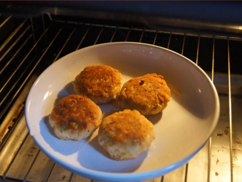 Rezept: Lachsfrikadellen mit Rahmkohlrabi und Drillingen Bild Nr. 7033 Lachsfrikadellen mit Rahmkohlrabi und Drillingen - Rezept - Bild Nr. 7033