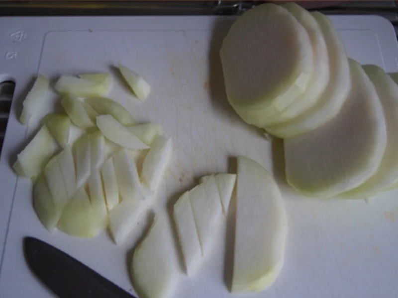 Rezept: Lachsfrikadellen mit Rahmkohlrabi und Drillingen Bild Nr. 7035 Lachsfrikadellen mit Rahmkohlrabi und Drillingen - Rezept - Bild Nr. 7035