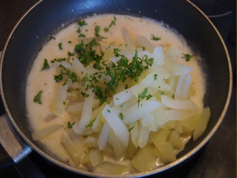 Rezept: Lachsfrikadellen mit Rahmkohlrabi und Drillingen Bild Nr. 7038 Lachsfrikadellen mit Rahmkohlrabi und Drillingen - Rezept - Bild Nr. 7038