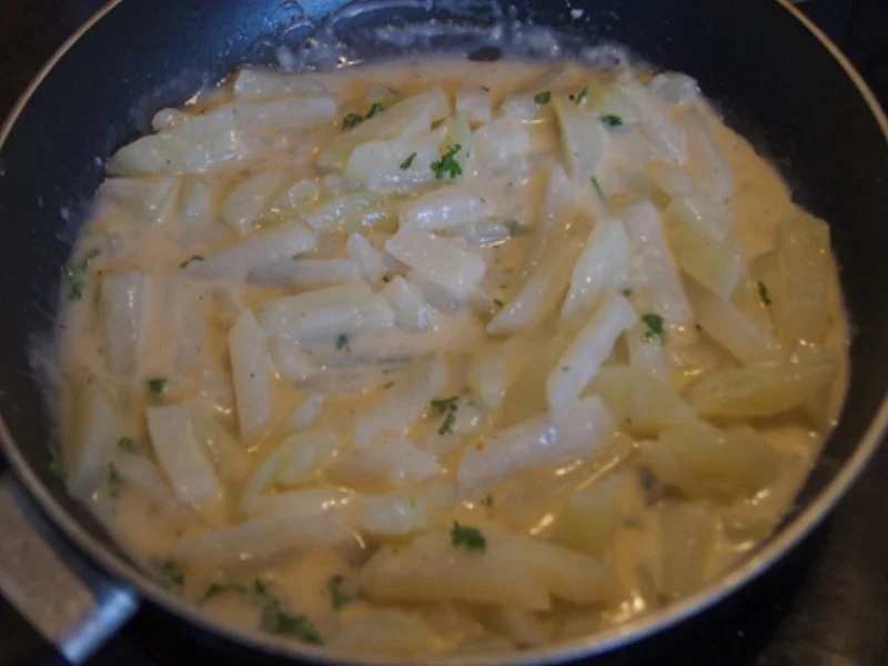 Rezept: Lachsfrikadellen mit Rahmkohlrabi und Drillingen Bild Nr. 7039 Lachsfrikadellen mit Rahmkohlrabi und Drillingen - Rezept - Bild Nr. 7039