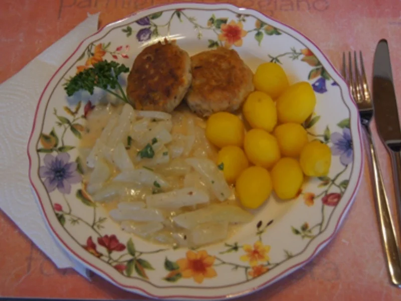 Rezept: Lachsfrikadellen mit Rahmkohlrabi und Drillingen Bild Nr. 7041 Lachsfrikadellen mit Rahmkohlrabi und Drillingen - Rezept - Bild Nr. 7041