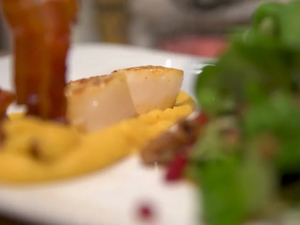 Feldsalat mit karamellisierten Maronen, Granatapfelkernen und Steckrübenpüree - Rezept - Bild Nr. 7025